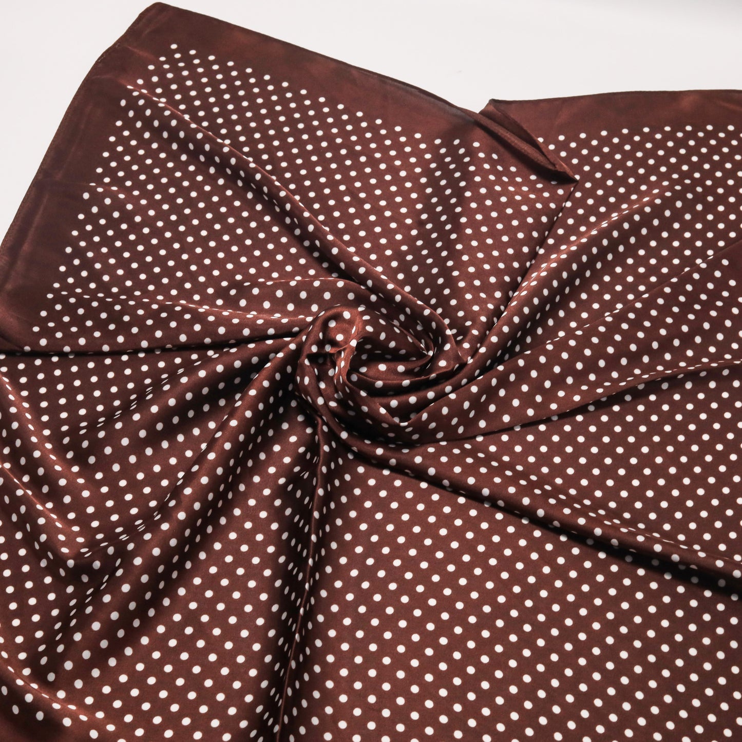 Écharpe carrée en satin marron à pois, 70 x 70 cm