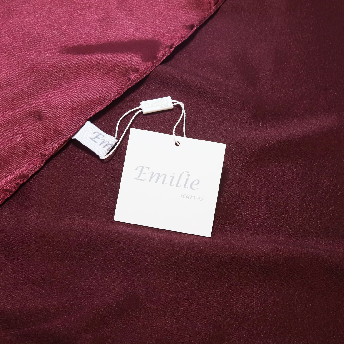 Écharpe carrée en satin rouge bordeaux