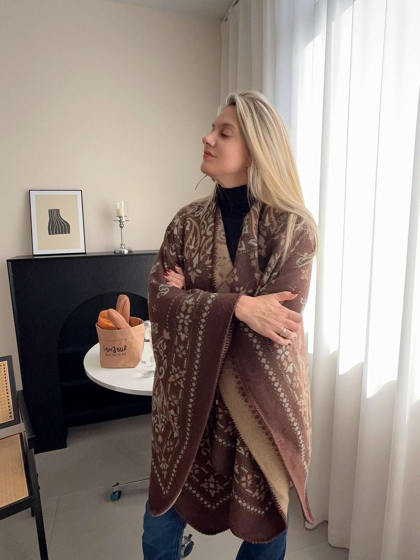 Poncho d'hiver à imprimé floral noir