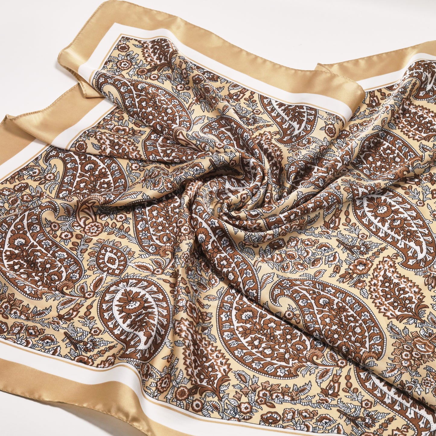 Écharpe carrée en satin beige à motif cachemire 70 x 70 cm