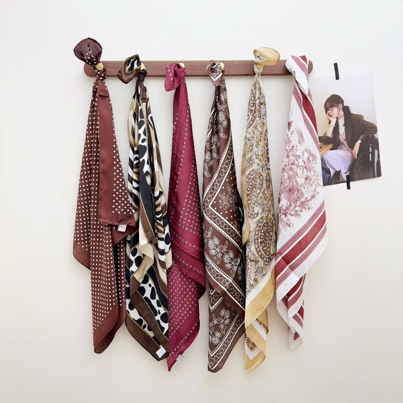 Foulard carré en satin imprimé bordeaux 70 x 70 cm
